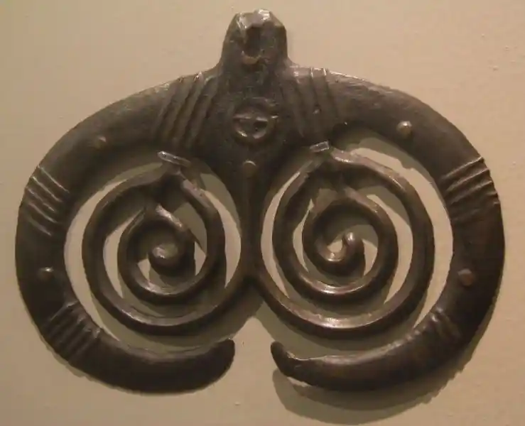 Bronze hoards with two spirals within horn-like design